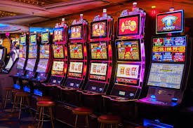 Live-casino multi-camera view showing live-dealer game in progress on mawarto